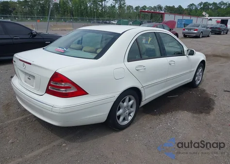 2003 Mercedes-Benz C 240 z USA, uszkodzony, nr VIN WDBRF61J33E013475